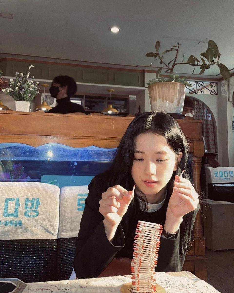potret Jisoo BLACKPINK di balik layar drama Snowdrop (instagram.com/sooyaaa__)
