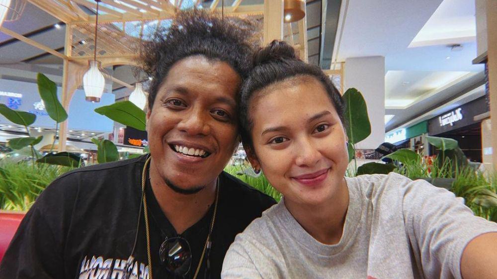 9 Potret Romantis Indah Permatasari dan Arie Kriting, Setahun Menikah