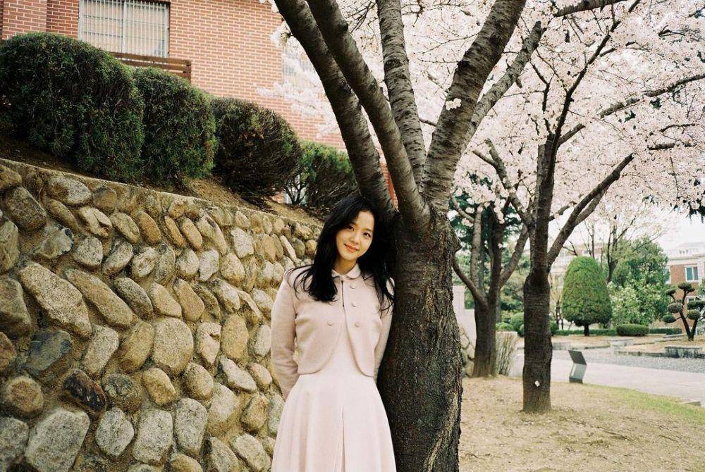 potret Jisoo BLACKPINK di balik layar drama Snowdrop (instagram.com/sooyaaa__)