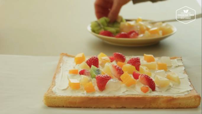 ilustrasi fruits roll cake (dok. youtube.com/Cooking tree 쿠킹트리)