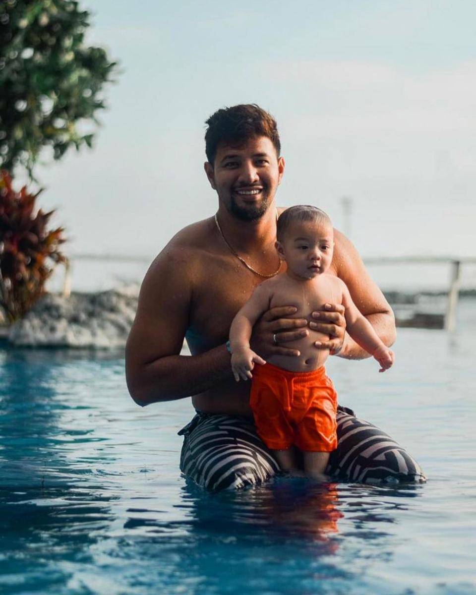 Ammar Zoni berenang bersama buah hatinya (instagram.com/ammarzoni)