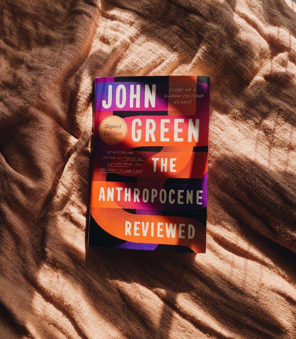The Anthropocene Reviewed oleh John Green (instagram.com/book.appetit)