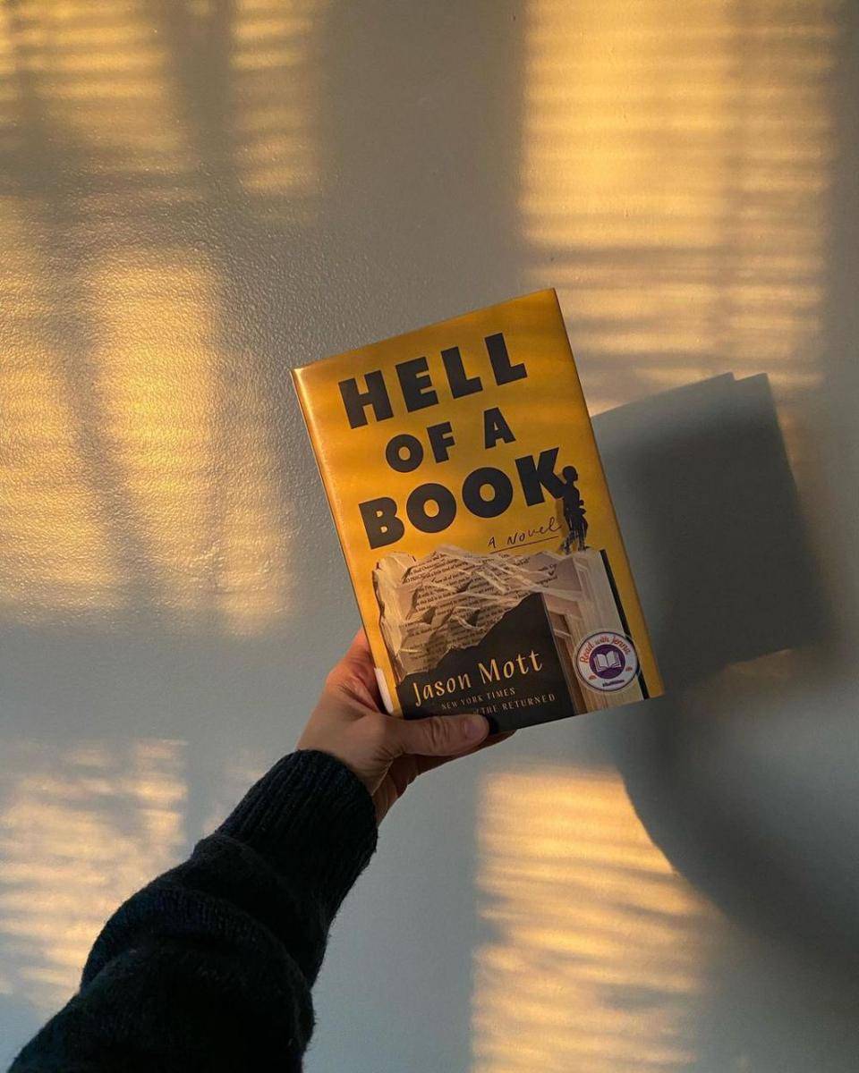 Hell of A Book oleh Jason Mott (instagram.com/booketybookety)