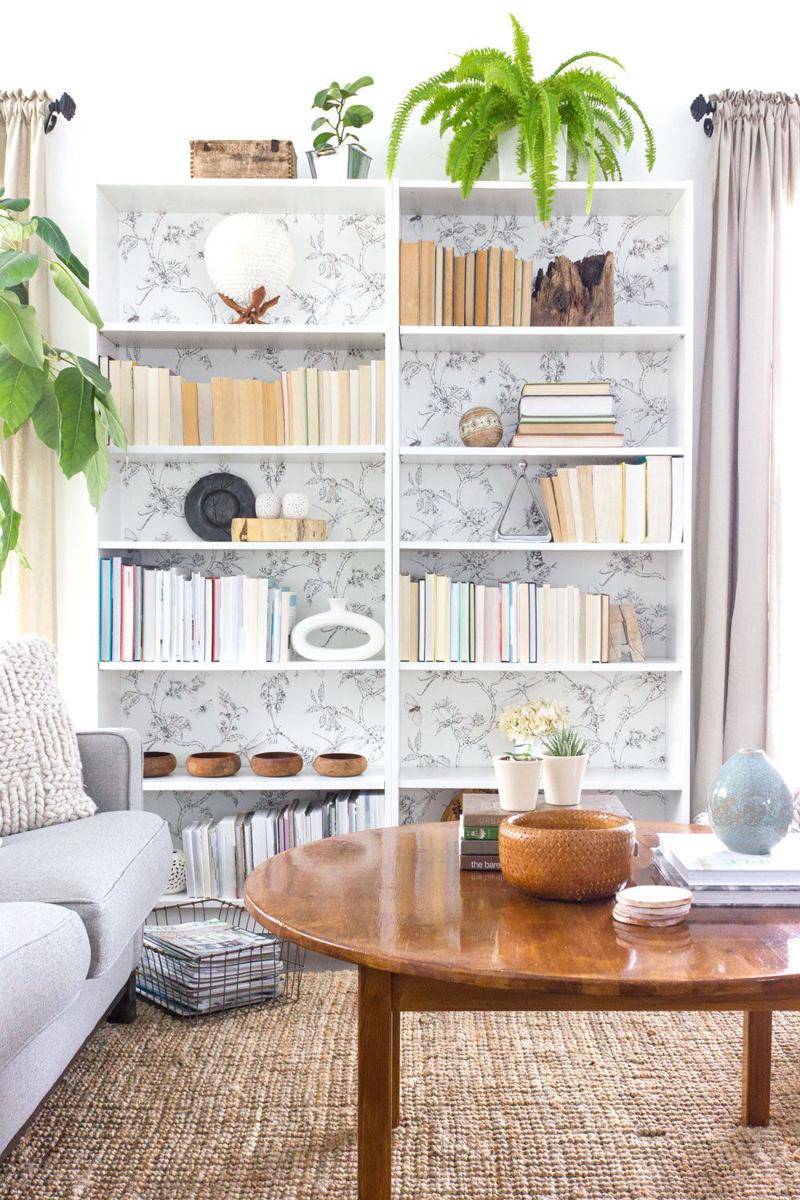 inspirasi penggunaan wallpaper pada belakang rak buku (simplehomesimplelife.com)