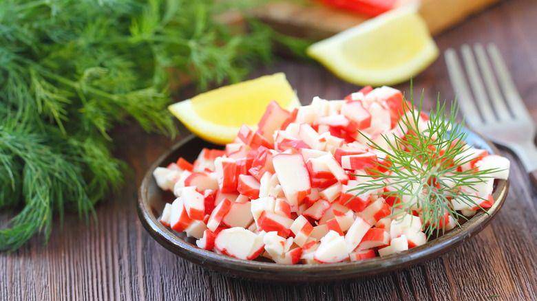 iustrasi crab stick cincang (mashed.com)