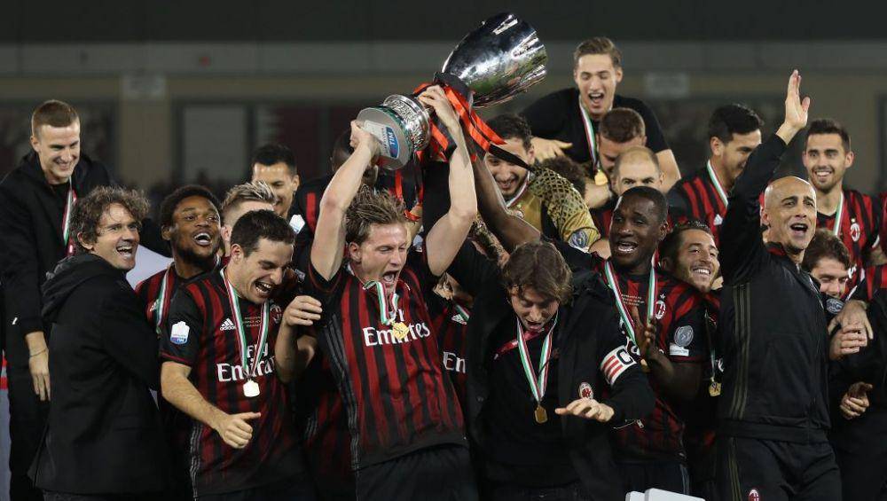 Para pemain AC Milan mengangkat trofi Piala Super Italia. (qfa.qa)
