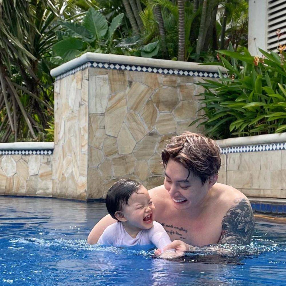Edric Tjandra ajak anak berenang (instagram.com/edrictjandra)