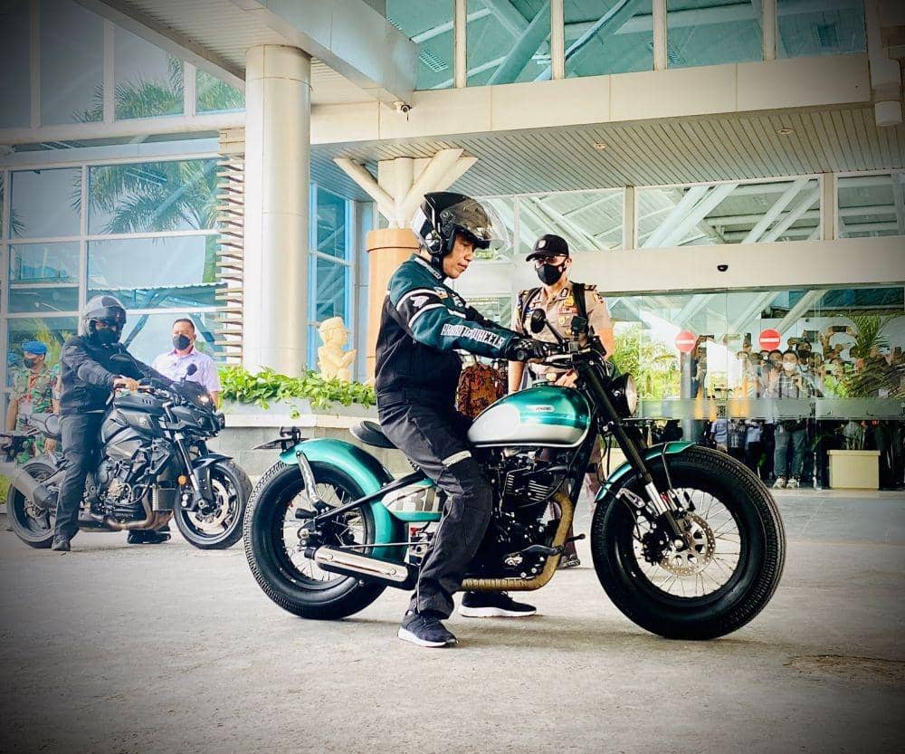 Presiden Jokowi kendarai Kawasaki W175 custom berwarna hijau di Lombok. (dok. Biro Pers Setpres)