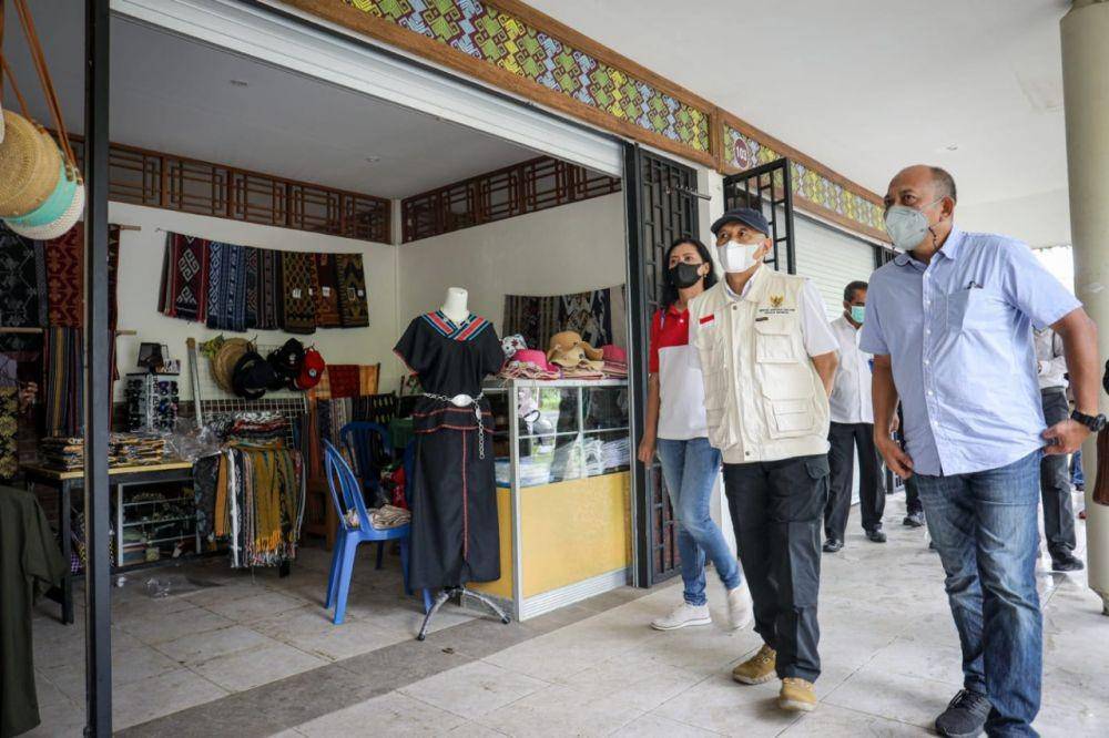 Menteri Koperasi dan UKM (MenKopUKM) Teten Masduki memastikan, persiapan para Usaha Mikro Kecil dan Menengah (UMKM) dalam meramaikan ajang internasional MotoGP Mandalika 2022. (dok. Kemenkop UKM)