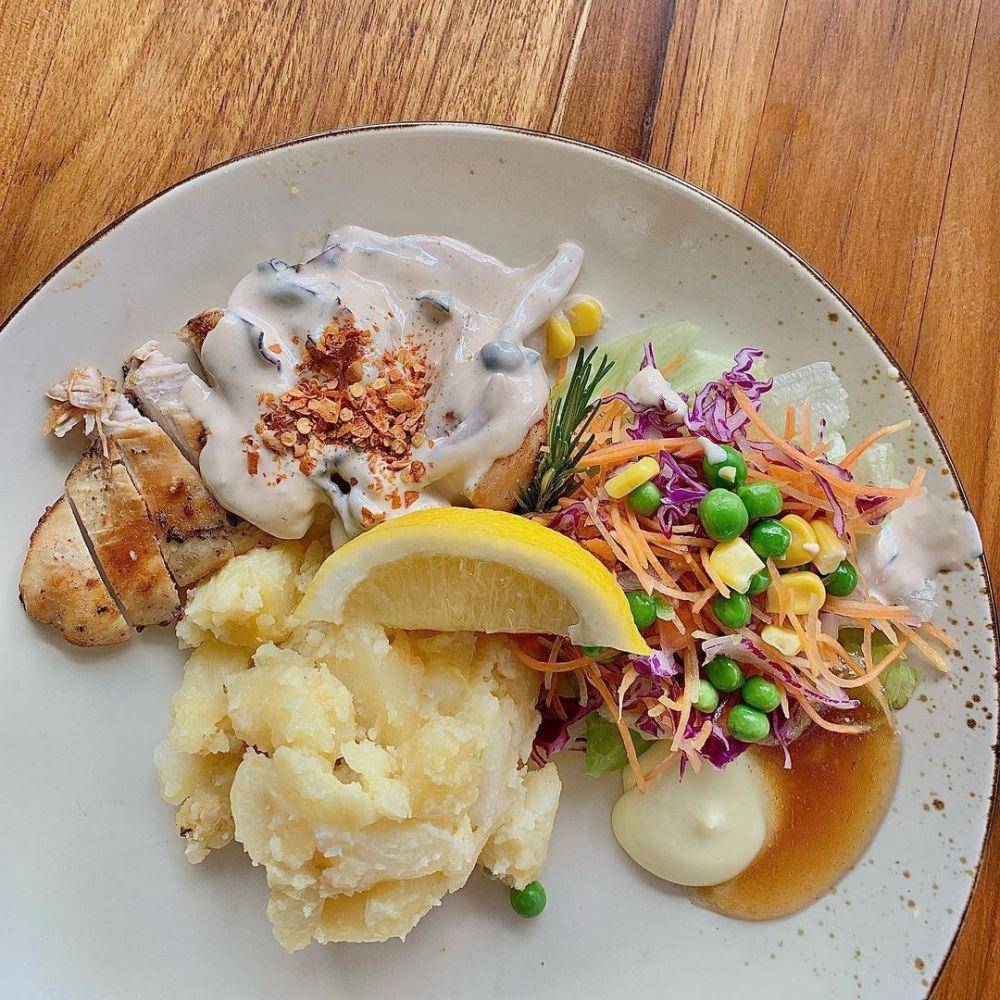 mashed potato, ayam panggang, dan saus jamur (instagram.com/ avogwue)