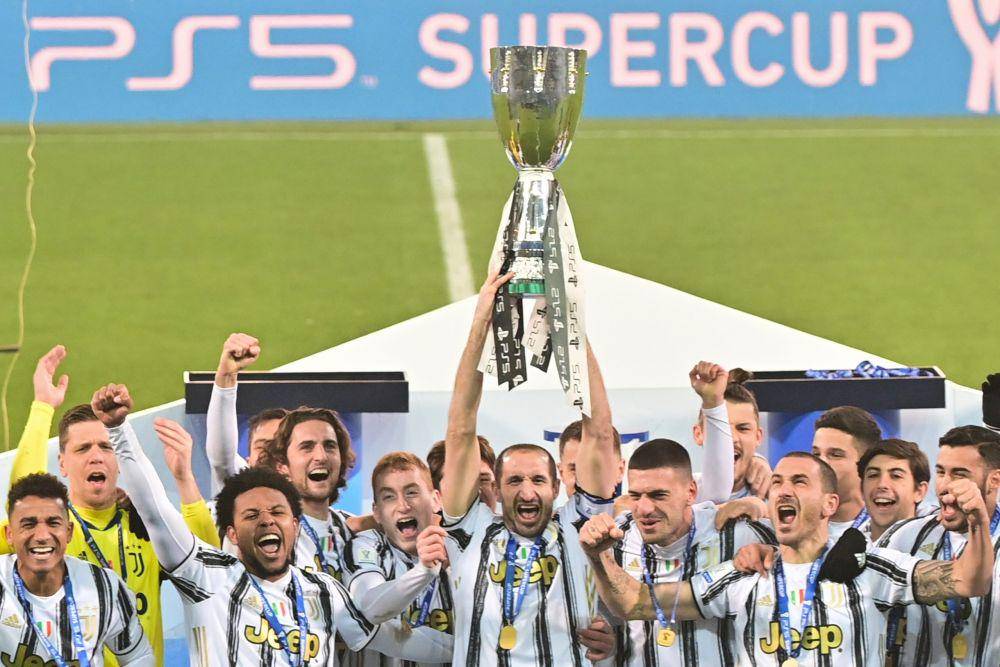 Para pemain Juventus merayakan gelar Piala Super Italia 2020. (tribune.com.pk)