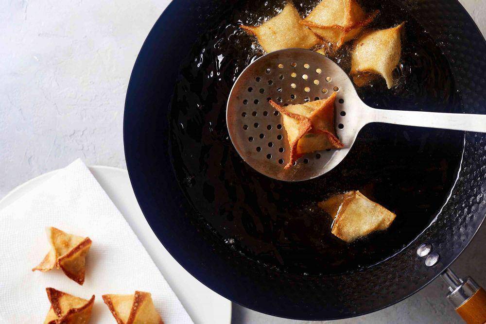 ilustrasi menggoreng crab rangoon (thespruceeats.com)
