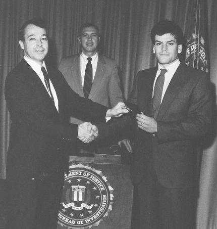 Mark Putnam saat kelulusannya di Akademi FBI (joesharkey.com)