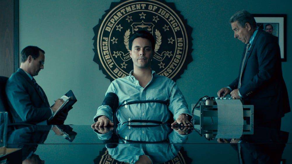 cuplikan adegan film Above Suspicion (2019) saat Mark Putnam melakukan tes poligraf. (dok. MTAF Productions/Above Suspicion)