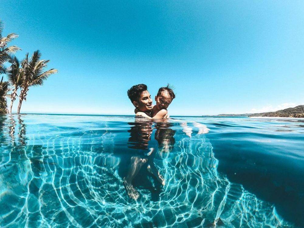 Niko al hakim berenang bersama buah hatinya (instagram.com/okintph)