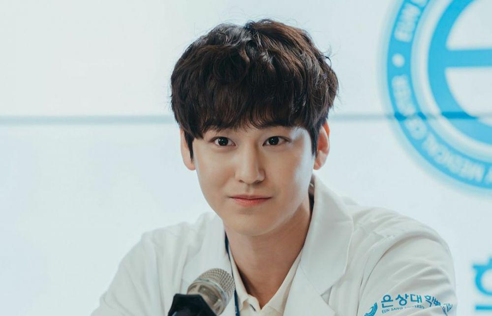9 Adu Pesona Kim Bum dalam KDrama Ghost Doctor vs Law School