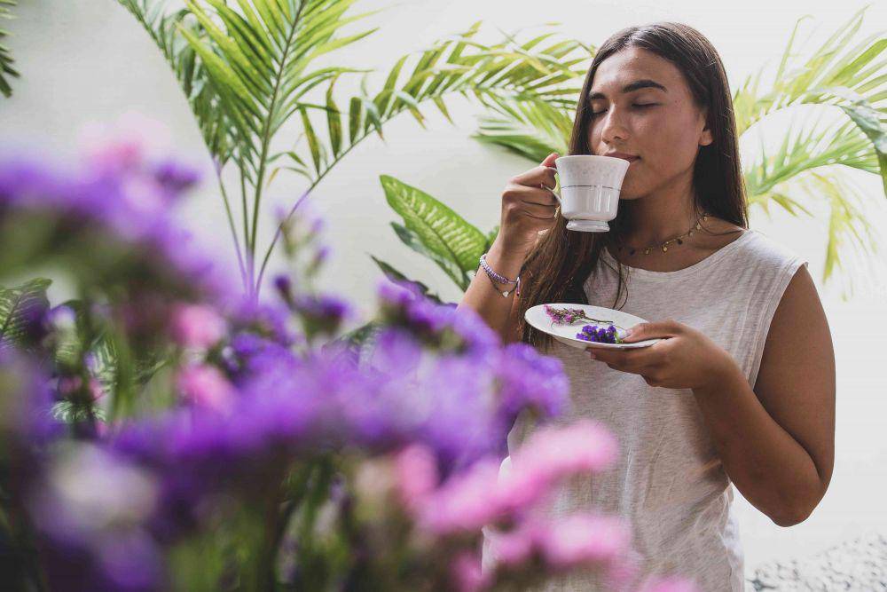 ilustrasi bersantai minum kopi (pexels.com/Los Muertos Crew)