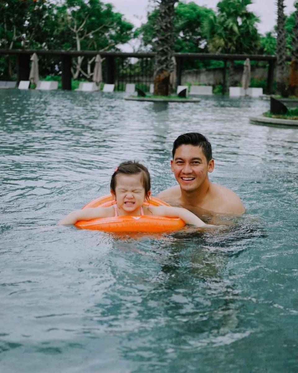 Samuel zylgwyn berenang bersama buah hatinya (instagram.com/samuel_zylgwyn))