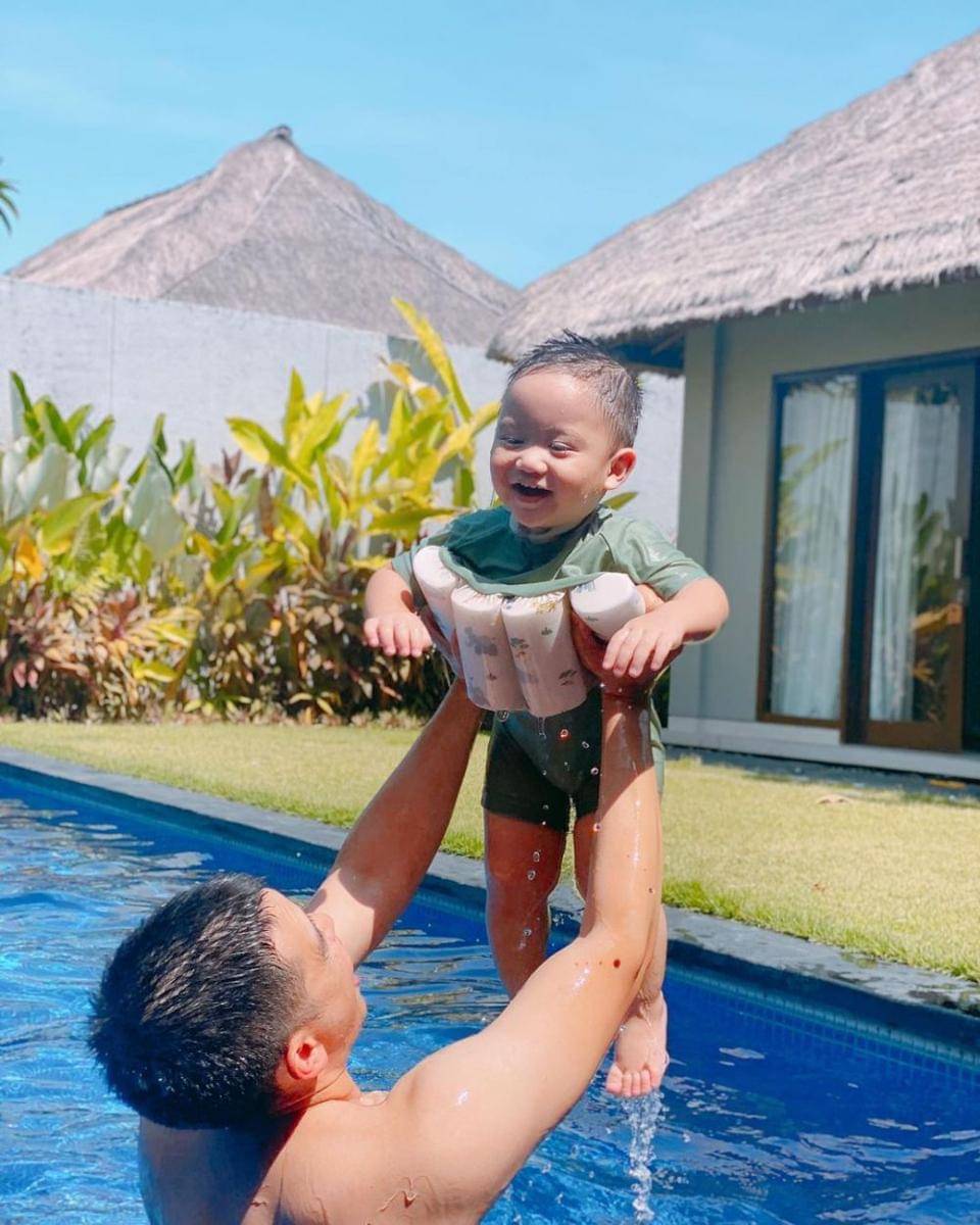 Rezky Adhitya ajak anak berenang (instagram.com/thereal_rezkyadhitya)
