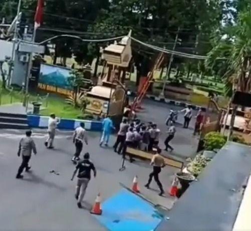 Pria Acungkan Pisau di Mapolres Lumajang, Polisi: ODGJ