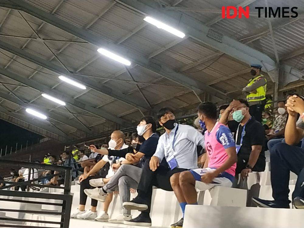 Pelatih Timnas Indonesia, Shin Tae Yong, pantau pemain di laga Persib Bandung versus Bali United (IDN Times / Sandy Firdaus)