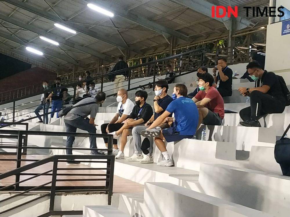 Pelatih Timnas Indonesia, Shin Tae Yong, saat menyaksikan laga Persib Bandung versus Bali United (IDN Times / Sandy Firdaus)andy Firdaus)