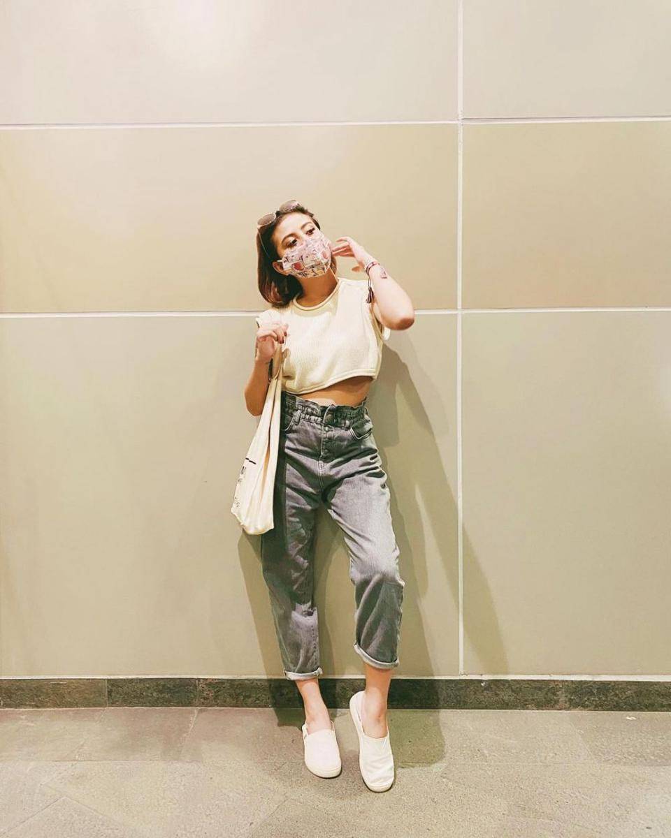 celana jeans Awkarin (instagram.com/awkarin)
