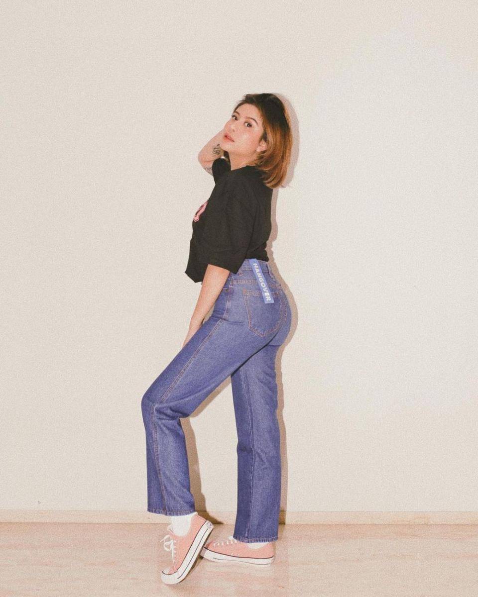 celana jeans Awkarin (instagram.com/awkarin)