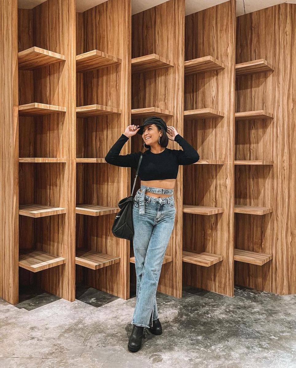 celana jeans Awkarin (instagram.com/awkarin)