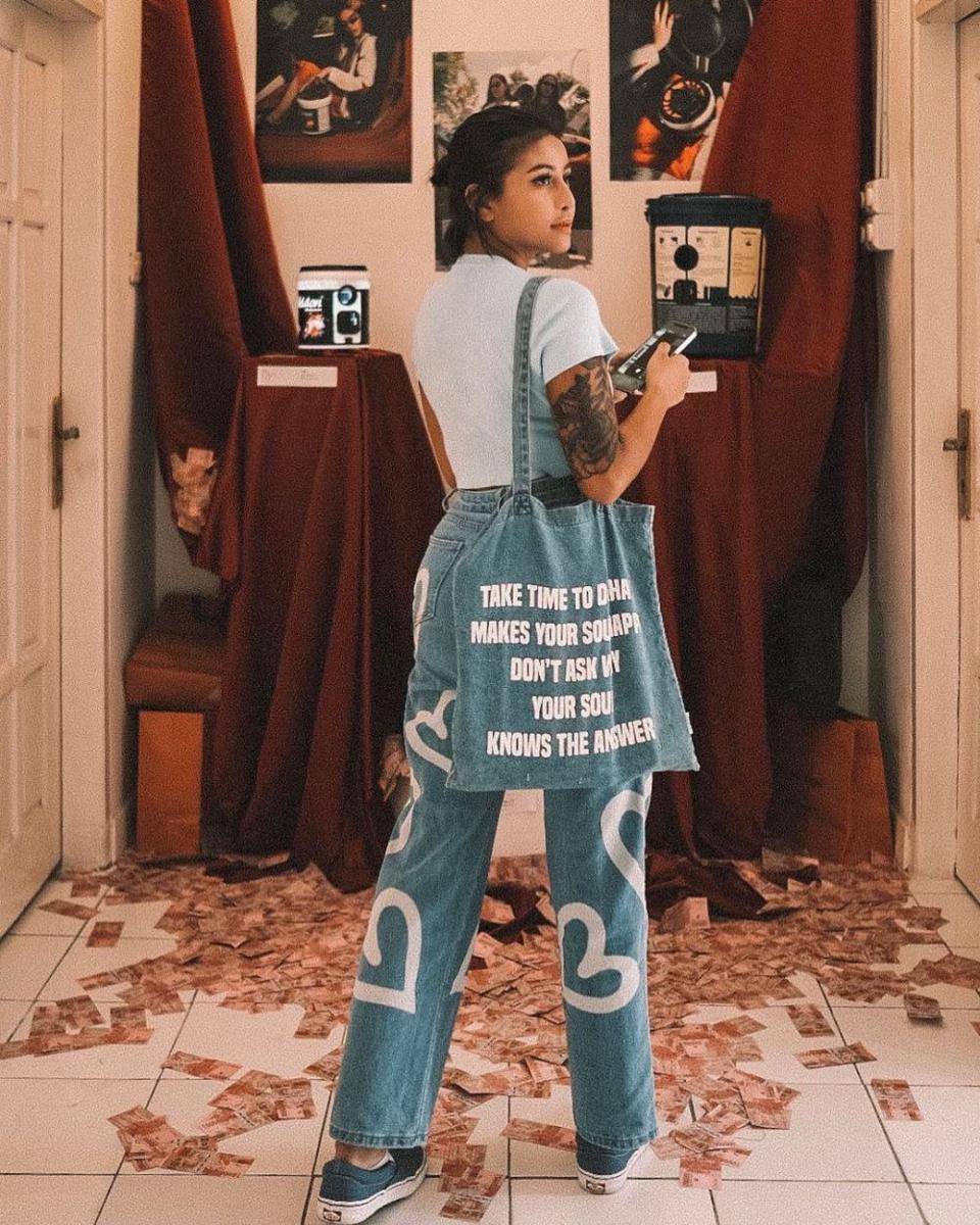 celana jeans Awkarin (instagram.com/awkarin)