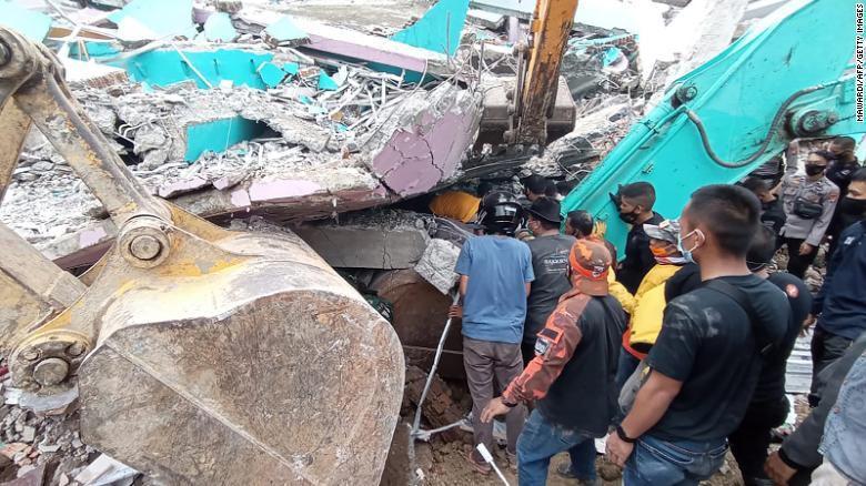ilustrasi dampak gempa bumi di Majene, Sulawesi Barat tahun 2021 (edition.cnn.com)