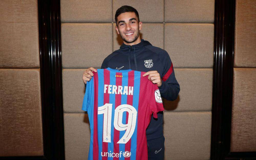 Ferran Torres akan menggunakan nomor punggung 19 di Barcelona. (fcbarcelona.com)