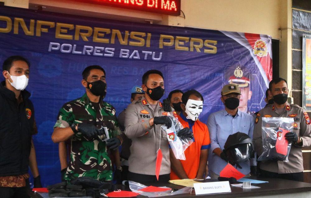 Polisi Tangkap Pria Keluarkan Pistol di Kota Batu