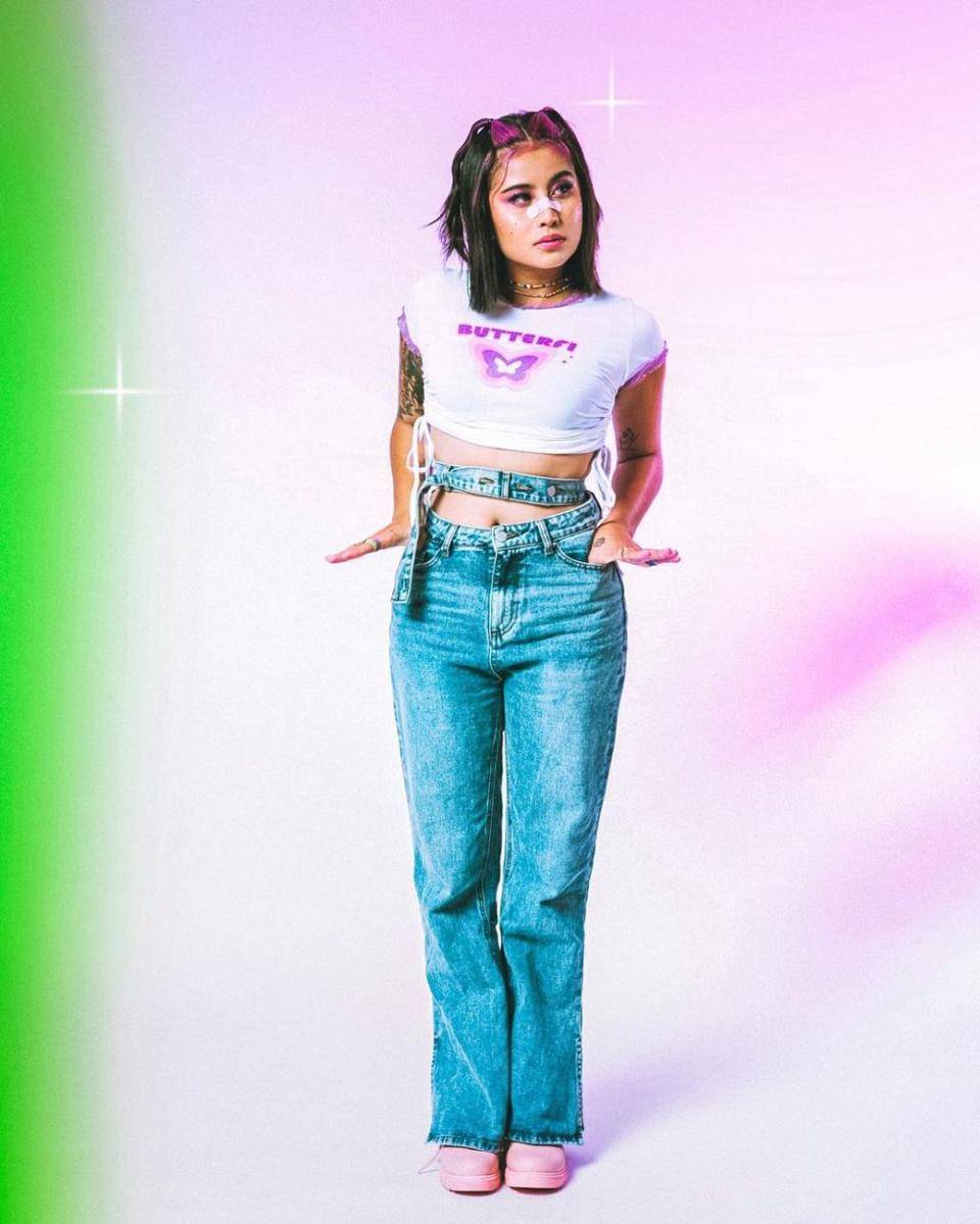 celana jeans Awkarin (instagram.com/awkarin)