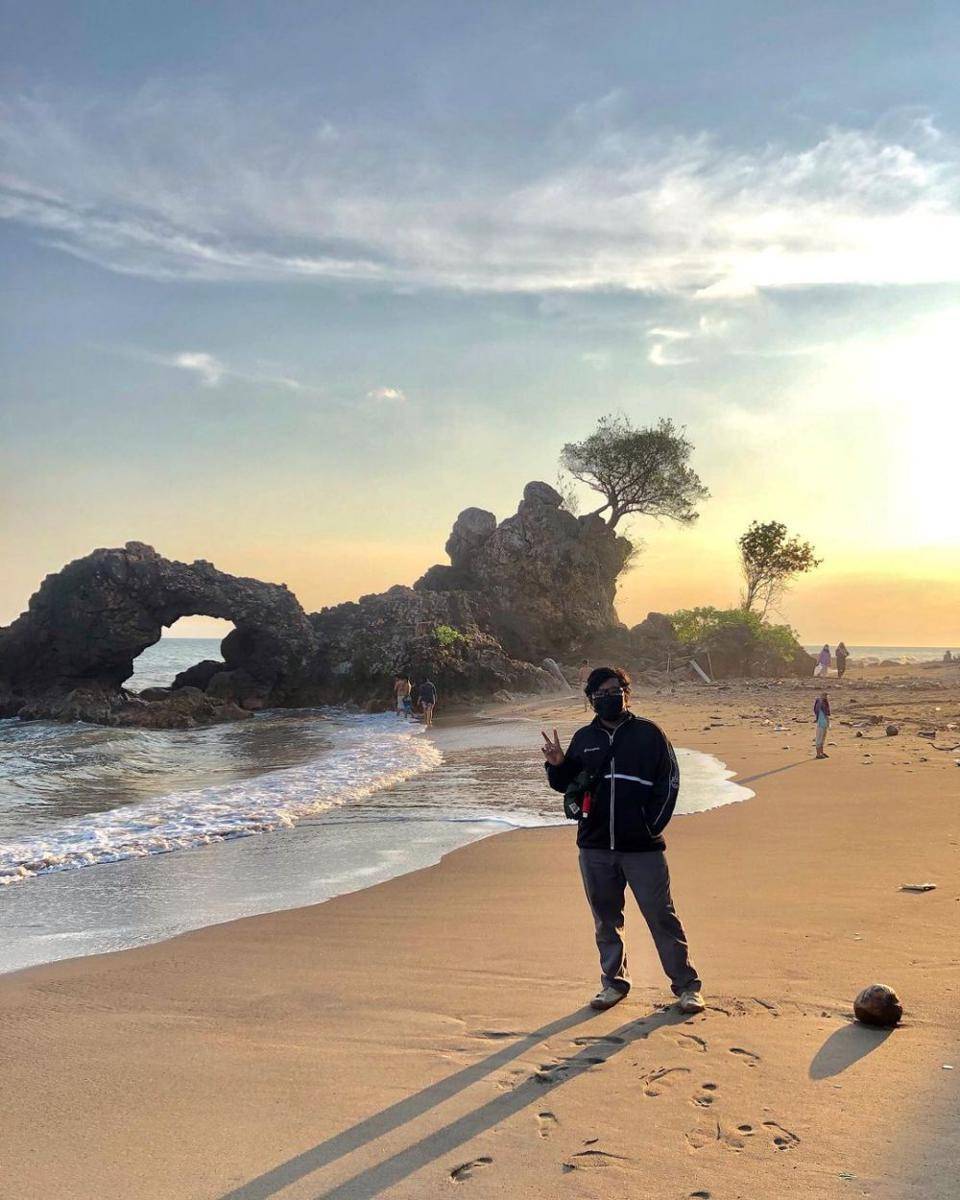 Pantai Karang Bolong (instagram.com/kristeanedward)