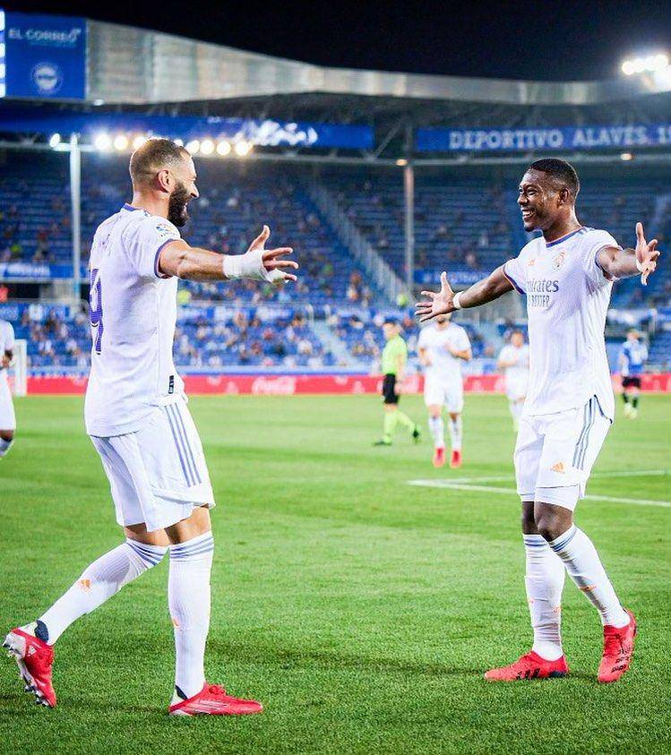 David Alaba dan Karim Benzema melakukan selebrasi di atas lapangan hijau. (instagram.com/davidalaba)