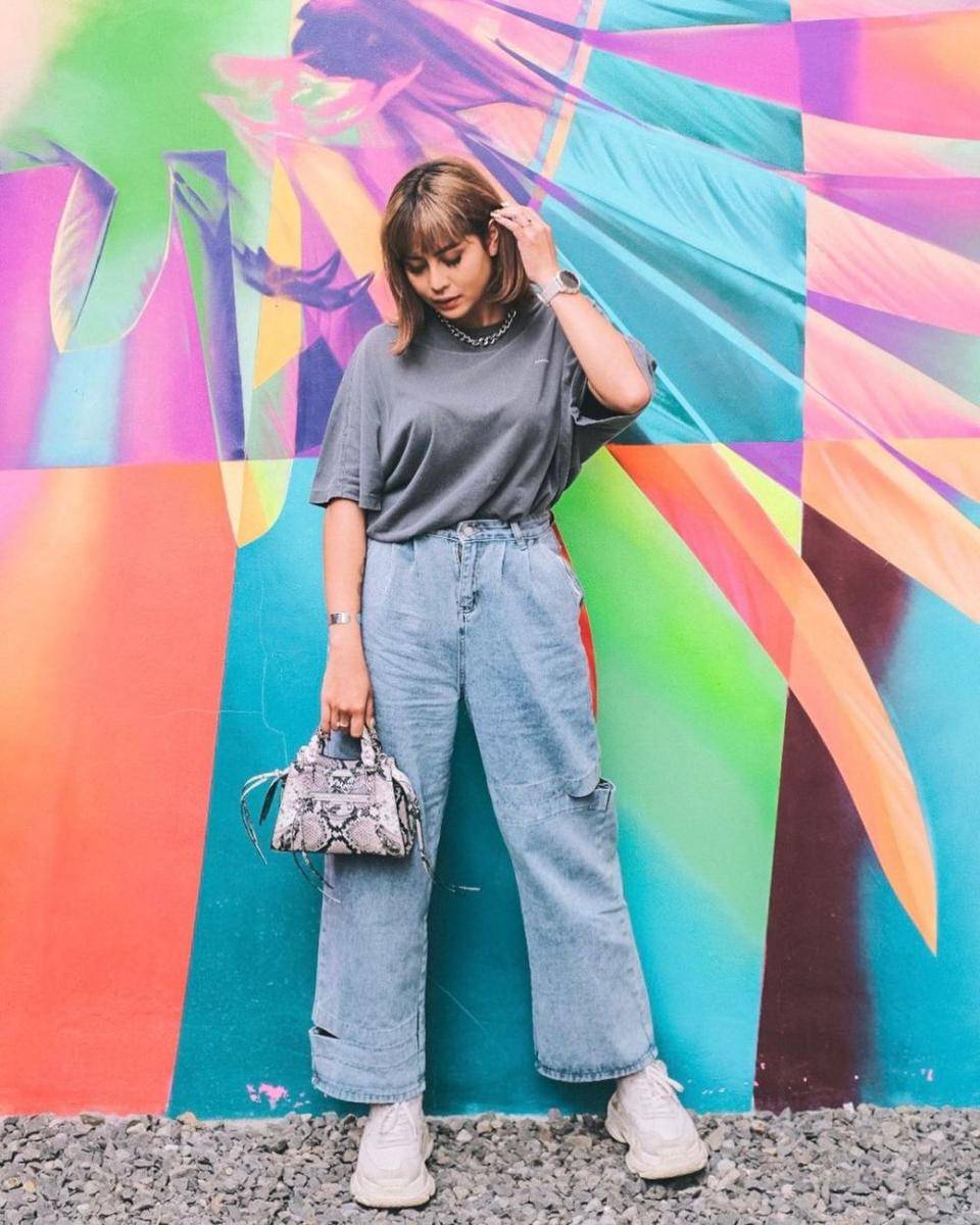 celana jeans Awkarin (instagram.com/awkarin)