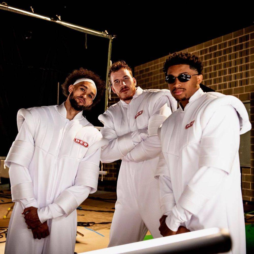Jakob Poeltl bersama Derrick White dan Keldon Johnson. (instagram.com/jakob)