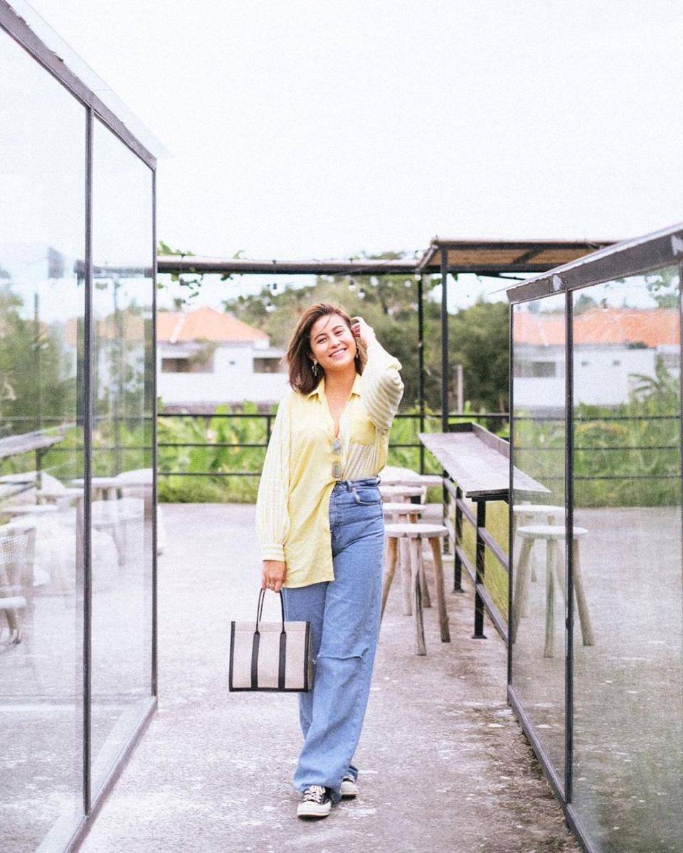 celana jeans Awkarin (instagram.com/awkarin)