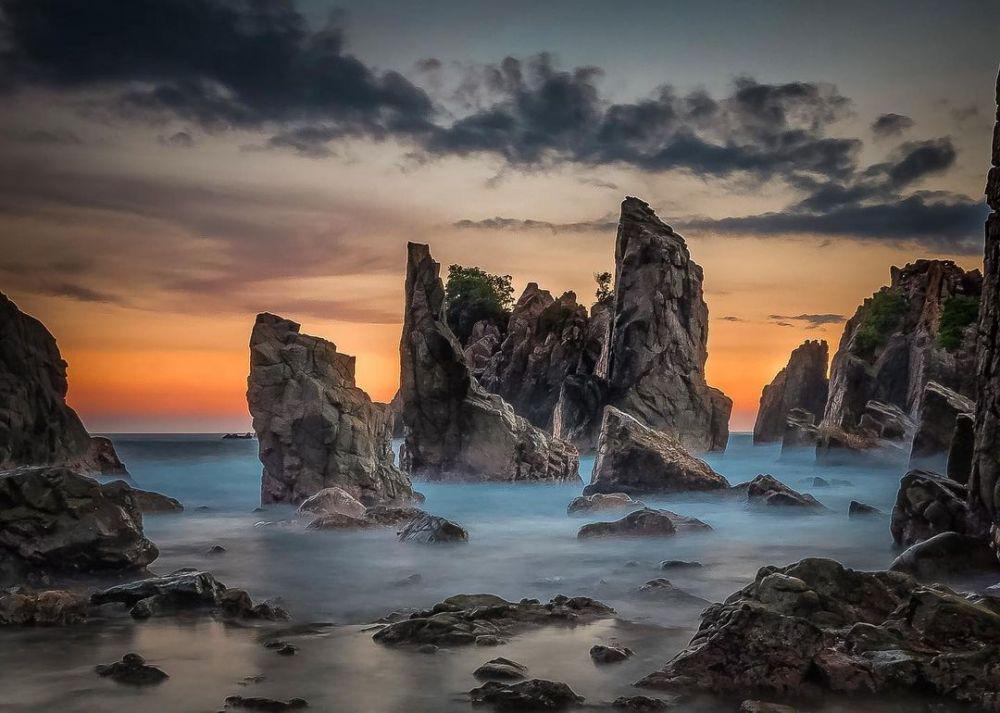 10 Pantai Karang di Lampung, Lanskapnya Bikin Merinding!
