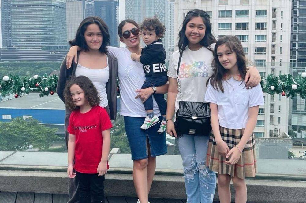Ussy sedang  bersama anak-anaknya. (instagram.com/ussypratama/)