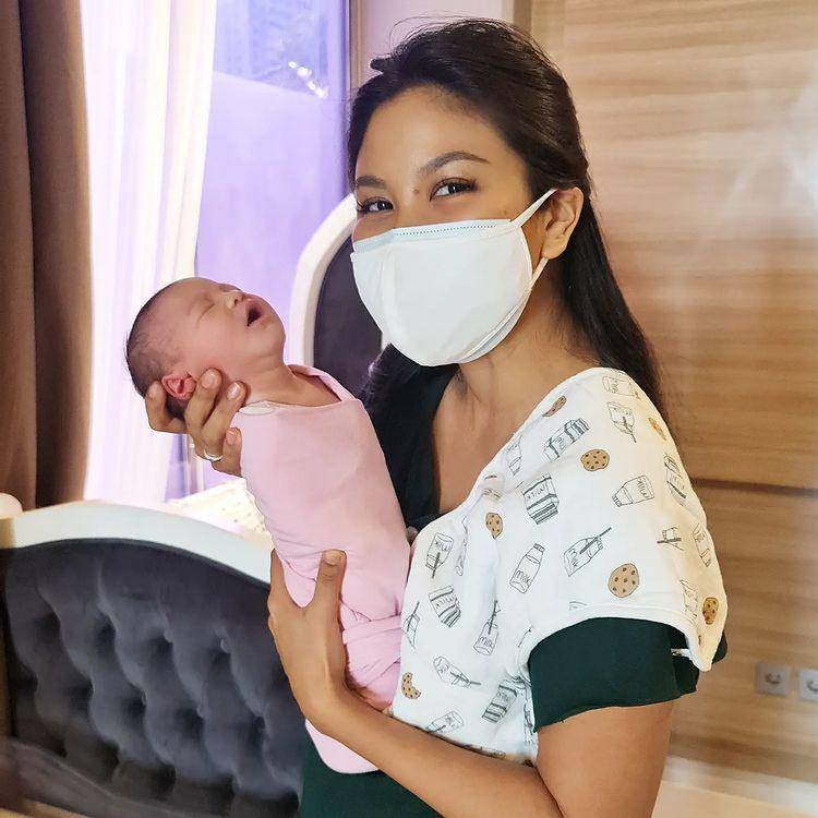 potret Zivanna Letisha dan anak (instagram.com/zivannaletisha)