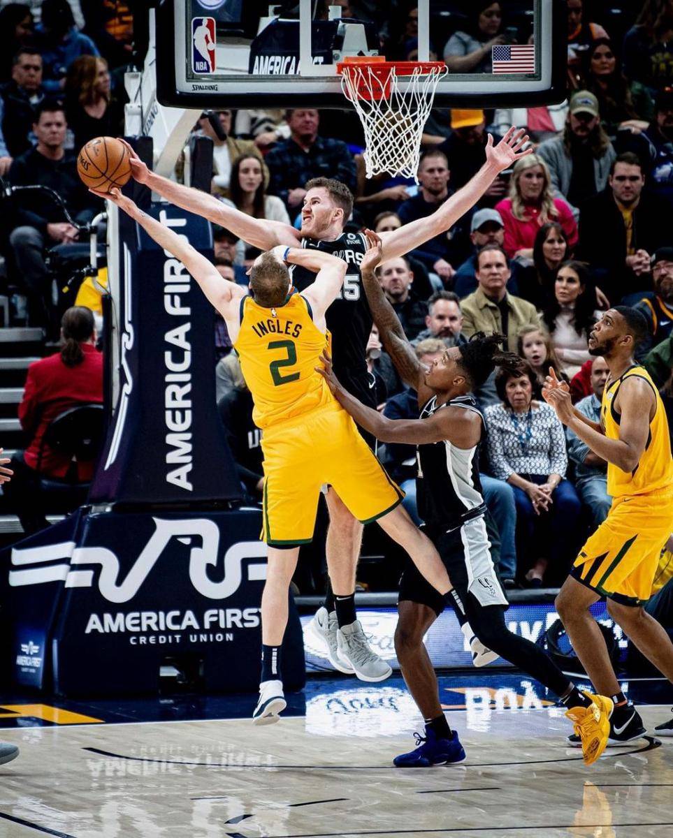 Jakob Poeltl saat memblok lay up Joe Ingles. (instagram.com/jakob)