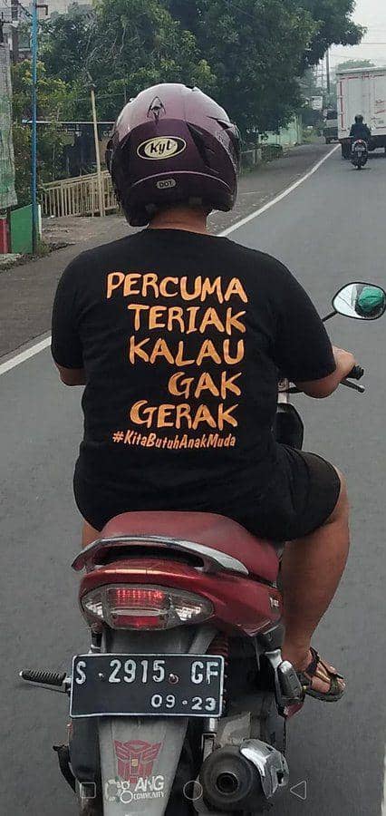 tulisan di belakang baju yang kocak (twitter.com/jowoshitpost)