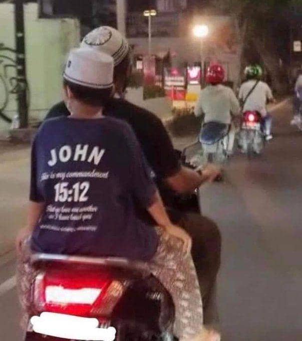 tulisan di belakang baju yang kocak (twitter.com/jowoshitpost)
