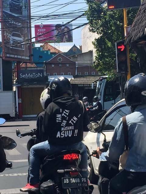 tulisan di belakang baju yang kocak (twitter.com/jowoshitpost)