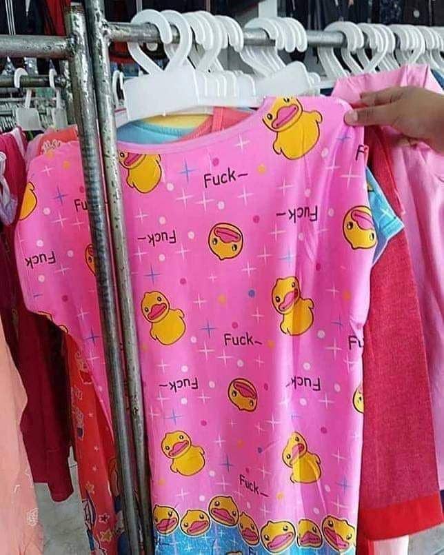 tulisan di belakang baju yang kocak (twitter.com/convomf)