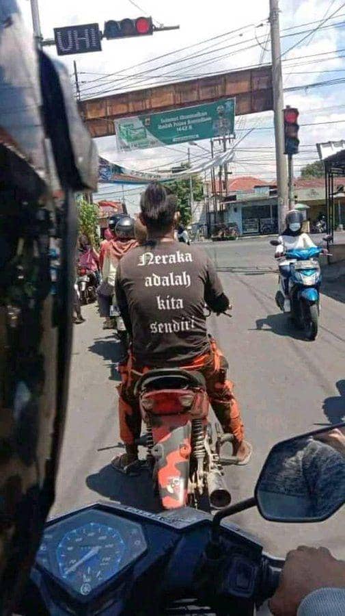 tulisan di belakang baju yang kocak (twitter.com/jowoshitpost)