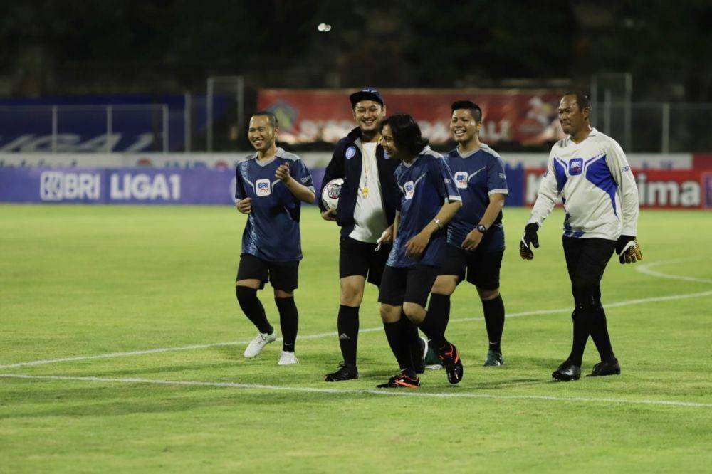 Berawal dari me-review fitur BRImo di Instagram dan Tiktok, mereka mendapat liburan ke Bali sekaligus menonton pertandingan super big match BRI Liga 1 antara Bali United melawan Persib Bandung langsung di Stadion I Gusti Ngurah Rai, Bali.  (Dok. BRI)