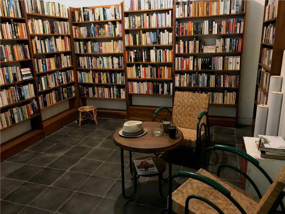 potret suasana di dalam Kebun Buku Art Books Coffee (twitter.com/nonarebahan_)